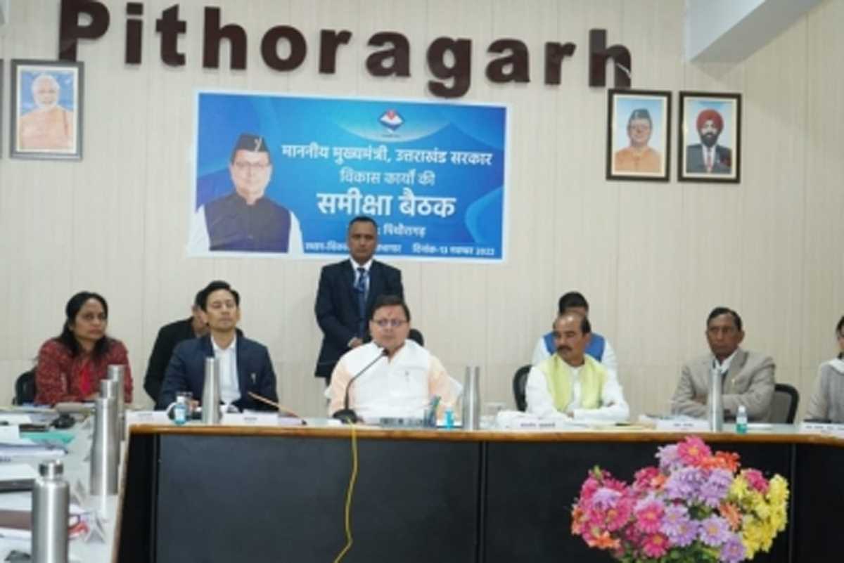 पिथौरागढ़ में सीएम ने विकास कार्यो की समीक्षा की, अधिकारियों को दिए निर्देश